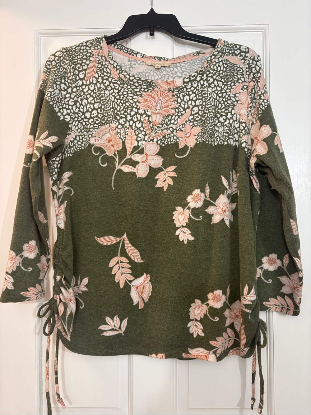 Les Serein Women’s Olive Green Floral Side-Ruched Long-Sleeve Top Size 1X
